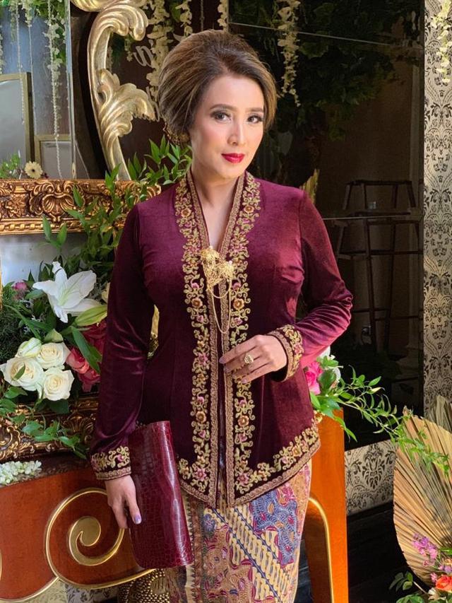 Jarang Terseorot, Ini 7 Potret Sendy Istri Dede Yusuf yang Punya Gaya Sosialita