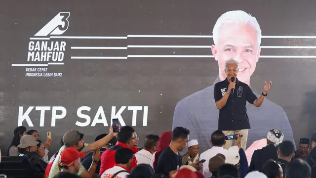 Ganjar Pranowo mensosialisasi salah satu program unggulannya, yakni KTP Sakti di Boyolali, Jawa Tengah,