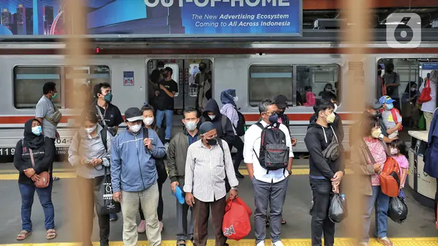 Pasca Pencabutan PPKM, Angka Pengguna Kereta Commuter Line Meningkat Drastis