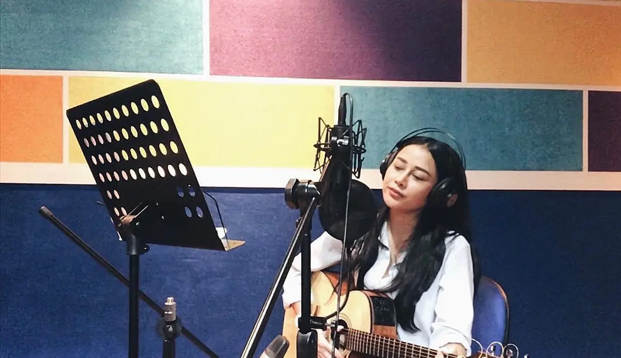 Ternyata Mutia juga bisa memainkan alat musik seperti gitar. Mutia memainkannya bersamaan dengan rekaman. (Liputan6.com/IG/@mutia_ayuu)