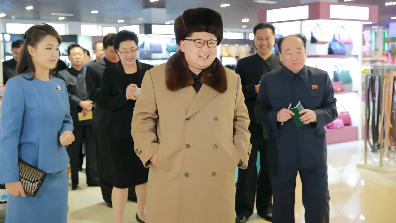 20160328-Kim-Jong-un-Main-ke-Mall-Korea-Utara-Reuters