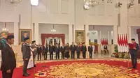 Presiden Joko Widodo atau Jokowi resmi melantik Bendahara Umum Partai Gerindra, Thomas Djiwandono sebagai Wakil Menteri Keuangan (Wamenkeu) II di Istana Negara Jakarta, Kamis, (18/7/2024). (Liputan6.com/Lizsa Egeham)