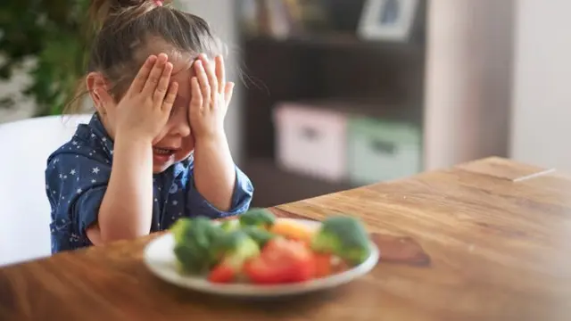 Ilustrasi anak makan