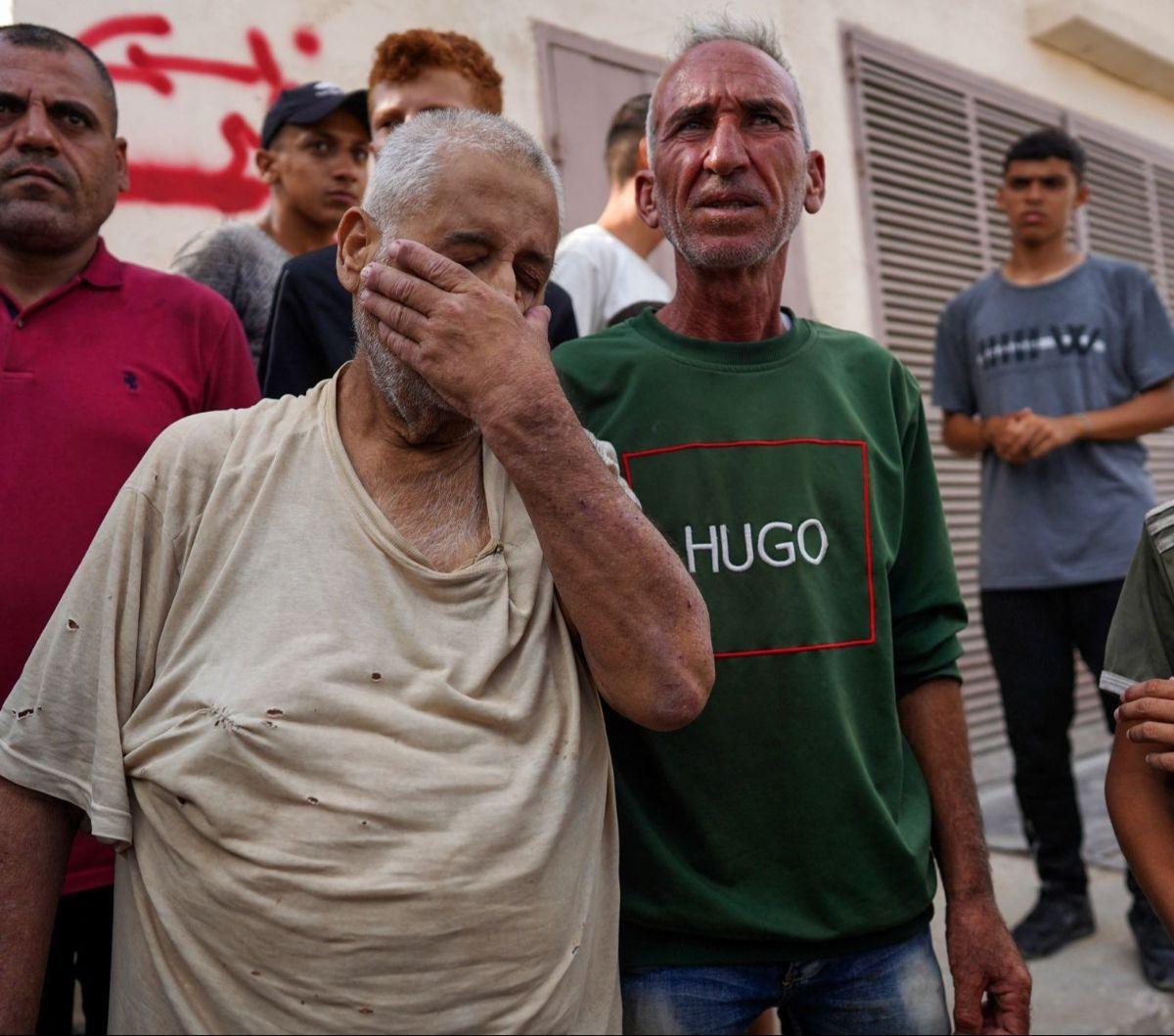 Seorang pria Palestina yang ditahan oleh pasukan Israel menangis setelah dibebaskan. Mereka sedang  berada di Rumah Sakit Martir Al-Aqsa di Deir al-Balah di Jalur Gaza tengah untuk menjalani pemeriksaan kesehatan. Foto: Bashar TALEB / AFP