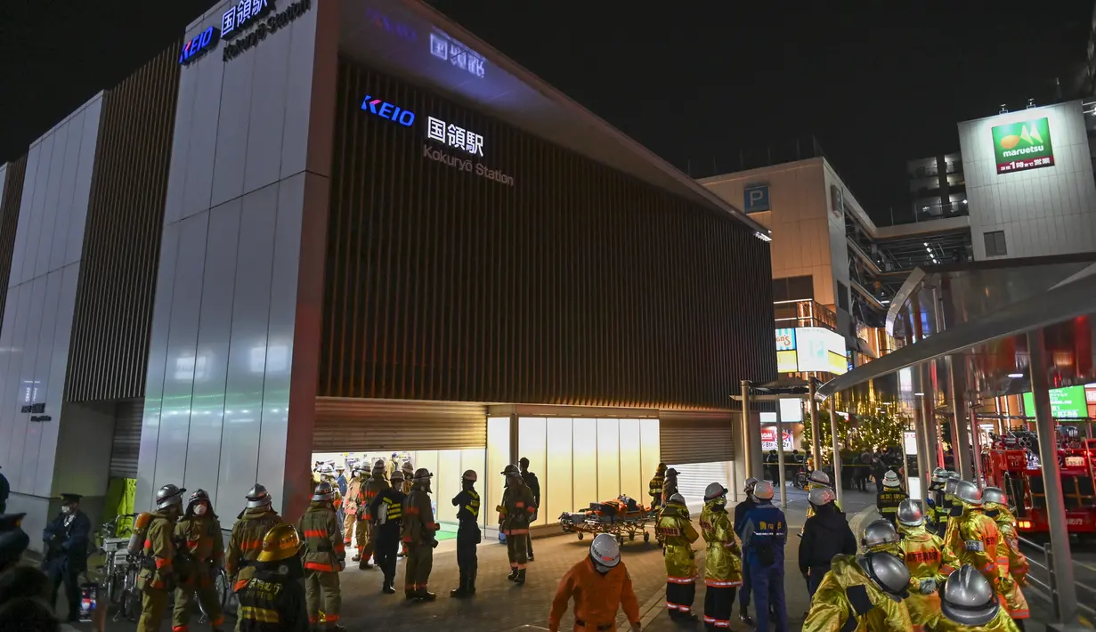 Petugas pemadam kebakaran berkumpul di luar Stasiun Kokuryo di Jalur Keio di kota Chofu di Tokyo barat setelah seorang pria mencoba melakukan pembunuhan terhadap penumpang di luar Stasiun Kokuryo di Jalur Keio di kota Chofu di Tokyo (31/10/2021). (AFP/Kazuhiro Nogi)
