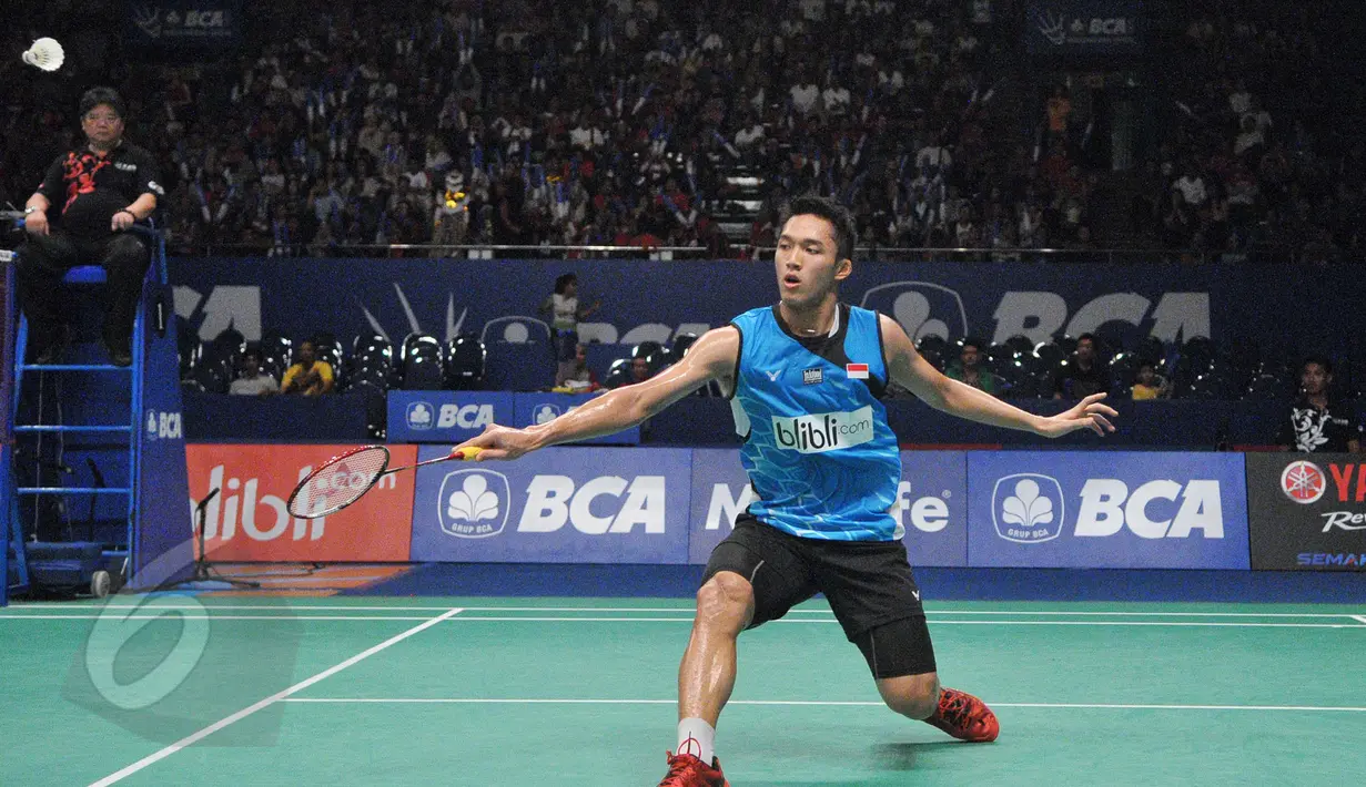 Pebulu tangkis tunggal putra, Jonatan Christie mengembalikan kok ke arah Jan O Jorgensen asal Denmark di perempatfinal BCA Indonesia Open Superseries Premier 2015 di Jakarta, Jumat (5/6/2015). Jonatan kalah 13- 21, 16-21. (Liputan6.com/Herman Zakharia)