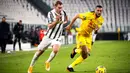 Pemain Juventus, Dejan Kulusevski, berebut bola dengan pemain Cagliari, Sebastian Walukiewicz, pada laga Liga Italia di Stadion Allianz, Turin, Minggu (22/11/2020). Juventus menang dengan skor 2-0. (Marco Alpozzi/LaPresse via AP)