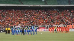 Pemain Persija Jakarta dan Persib Bandung mengheningkan cipta untuk Alm Ayi Beutik di Stadion GBK, (10/8/2014). (Liputan6.com/Helmi Fithriansyah)