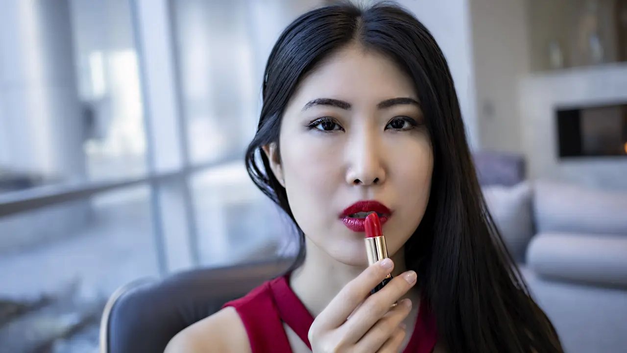 Tips aplikasi lipstick di bibir gelap agar hasilnya merata