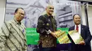 Menristekdikti, Mohamad Nasir (kanan) dan Country President Schneider Electric Indonesia, Xavier Denoly (tengah) usai penandatanganan donasi 60 unit produk panel tegangan menengah untuk 30 universitas dan politeknik. (Liputan6.com/Fery Pradolo)