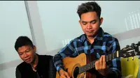 Demi bisa bersama Andhika, Dodhy rela meninggalkan band yang telah dibesarkannya dan memilih berkolaborasi dengan Andhika dengan membentuk duo Kangen Lagi, Jakarta, Selasa (8/7/2014) (Liputan6.com/Faisal R Syam)