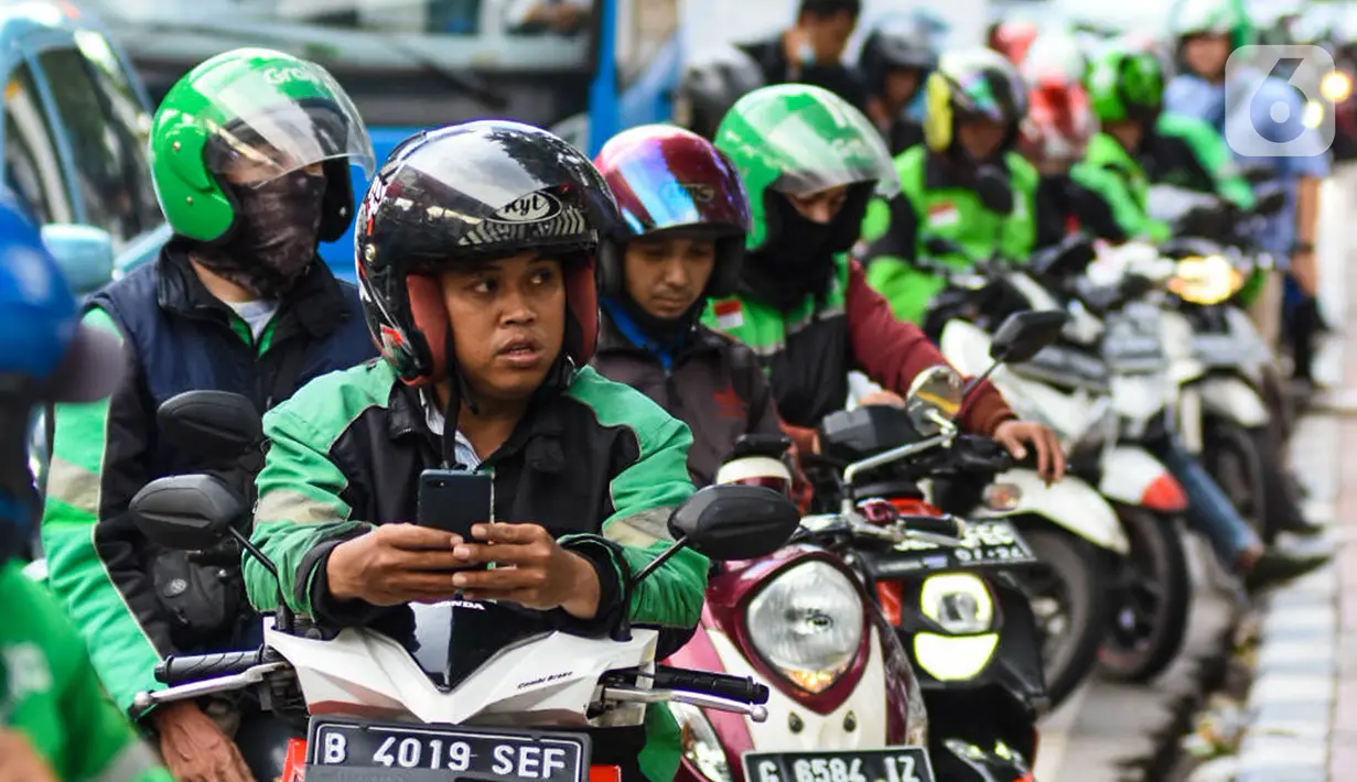 Ojek online menunggu penumpang di Jakarta, Kamis (20/2/2020). Kementerian Perhubungan sedang menggodok kenaikan tarif ojek online. (Liputan6.com/Angga Yuniar)