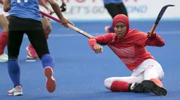 Tongkat pemain Thailand tersangkiut di baju pemain Indonesia, Annur Amalia El Islany, pada laga Asian Games di Lapangan Hoki, GBK, Jakarta, Sabtu (25/8/2018). Indonesia kalah 0-2 dari Thailand. (Bola.com/Peksi Cahyo)