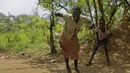 Anak-anak pengungsi Sudan Selatan bermain di Bidi Bidi, Uganda, Selasa (6/6). Bidi Bidi adalah pemukiman pengungsi terbesar di dunia yang menampung pengungsi Sudan Selatan. (AP Photo / Ben Curtis)