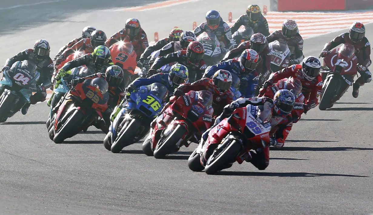 Jorge Martin memulai balapan MotoGP Valencia dengan baik. Ia memimpin atas Jack Miller, pun dengan Francesco Bagnaia yang berada di posisi ketiga. (AP Photo/Alberto Saiz)
