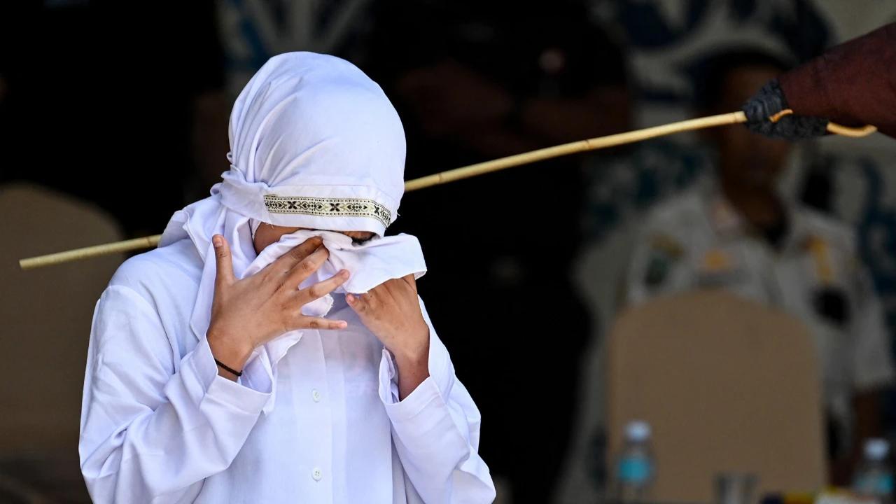 FOTO: Pelaksanaan Hukuman Cambuk di Banda Aceh Diwarnai Terpidana Pingsan