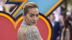 Rita Ora berpose untuk fotografer setibanya di pemutaran film 'Thor: Love and Thunder di London (5/7/2022). Penyanyi dan aktris asal Inggris ini tampil memukau dengan gaun dari Elie Saab Couture. (AP Photo/Scott Garfitt)