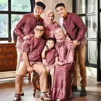 Tampil senada dengan warna plum purple, outfit keluarga Fuji terlihat elegan. Dikombinasikan dengan coklat susu, pilihan warna busana ini bisa jadi inspirasimu. [Instagram/fuji_an]