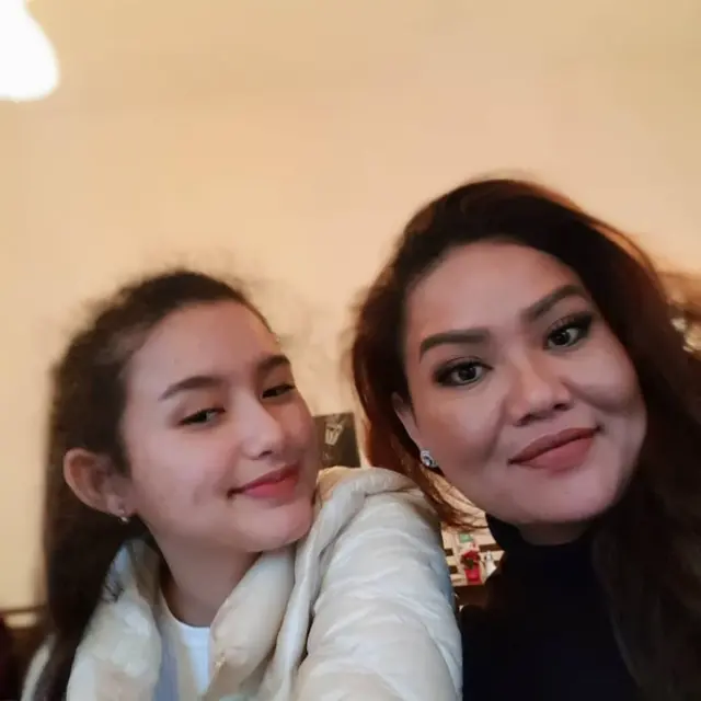 Hubungan dengan Azriel Sempat Tak Direstui, Ini 6 Potret Sarah Menzel dan Ibunda