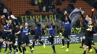 Para pemain Inter Milan merayakan kemenangan 3-0 atas Frosinone dalam lanjutan Liga Italia di Giuseppe Meazza, Minggu (25/11/2018).  (AP Photo/Antonio Calanni)