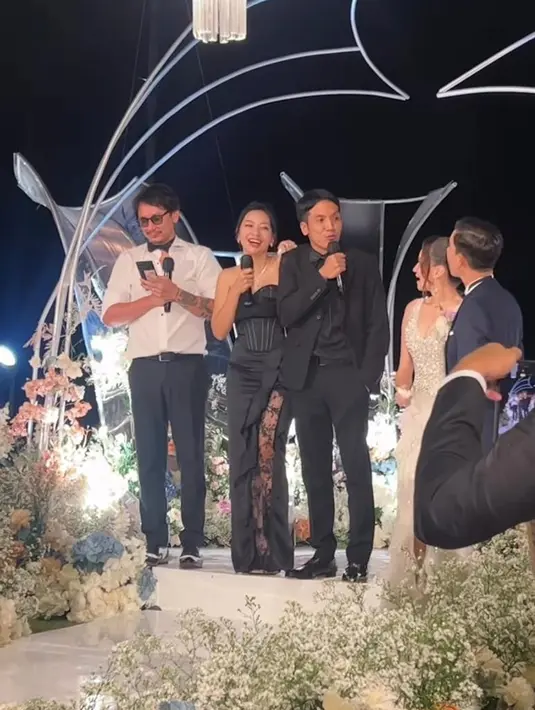 Tampak hadir juga Vincent dengan kemeja putih, sementara Desta tampil dengan setelan jas hitam. [Foto: IG/febbyrastanty].