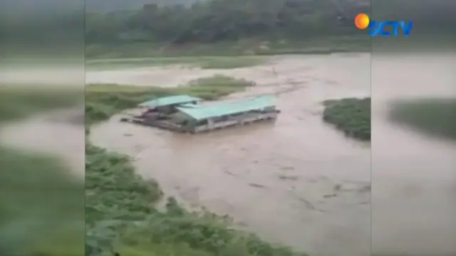 Video berdurasi satu menit menunjukkan detik-detik rumah makan terapung terseret banjir bandang Sungai Ciminyak, Bandung Barat, Jawa Barat.