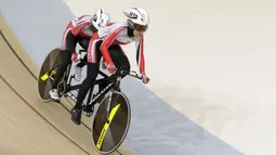 Pesepeda Indonesia, Ni'mal Magfiroh dan Sri Sugiyanti, memacu kecepatan pada nomor 3000 meter persuit individu B saat Asian Track Championship 2019 di Veledrome, Jakarta, Jumat (11/1). Pasangan ini berhasil meraih perak. (Bola.com/Yoppy Renato)