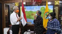 Gubernur Jawa Tengah Ganjar Pranowo saat bertemu memnahas investasi dengan Dubes India untuk Indonesia Manoj Kumar. (Foto: Liputan6.com/Felek Wahyu)