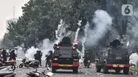 Pasukan Brimob menggunakan kendaraan lapis baja saat berusaha memukul mundur massa di kawasan Patung Kuda, Jakarta, Selasa (13/10/2020). Kepolisian mengerahkan pasukan Brimob Nusantara untuk mengamankan bentrokan saat aksi menolak UU Cipta Kerja. (merdeka.com/Iqbal S N ugroho)