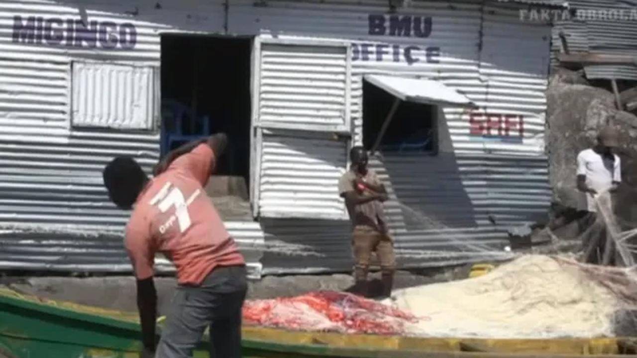 Di sana, warga banyak menjajakan ikan hasil tangkapan hingga berbagai barang kebutuhan rumah tangga.