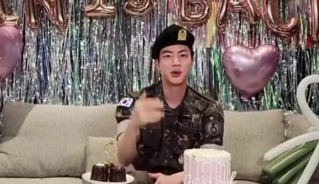 Jin mengatakan bahwa selama wamil, dia bisa bersosialisasi dengan baik. "Saya menciptakan hubungan yang baik antar jajaran. Semua orang menangis karena kesan yang baik. Saya menangis dua kali," ungapnya. (Foto: Live Weverse)