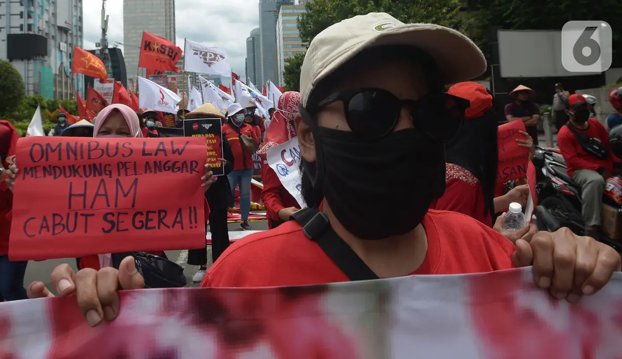 Aktivis berbagai elemen saat berunjuk rasa memperingati Hari HAM Sedunia di Patung Kuda, Jakarta, Kamis (10/12/2020). Pada Hari HAM Sedunia 2020, diharapkan mampu mengatasi kegagalan yang diekspos dan dieksploitasi oleh COVID-19. (merdeka.com/Imam Buhori)