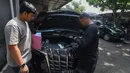 Warga antusias memanfaatkan program pemutihan denda pokok dan Pajak Kendaraan Bermotor (PKB) yang diselenggarakan oleh Pemerintah Provinsi Jawa Barat. (merdeka.com/Arie Basuki)