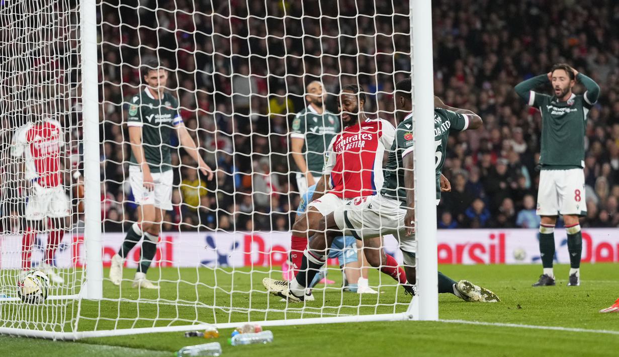 Raheem Sterling sukses mencetak gol pertamanya bersama Arsenal sejak bergabung dengan klub pada musim panas kemarin. Sterling dipinjam dari Chelsea. (AP Photo/Kirsty Wigglesworth)