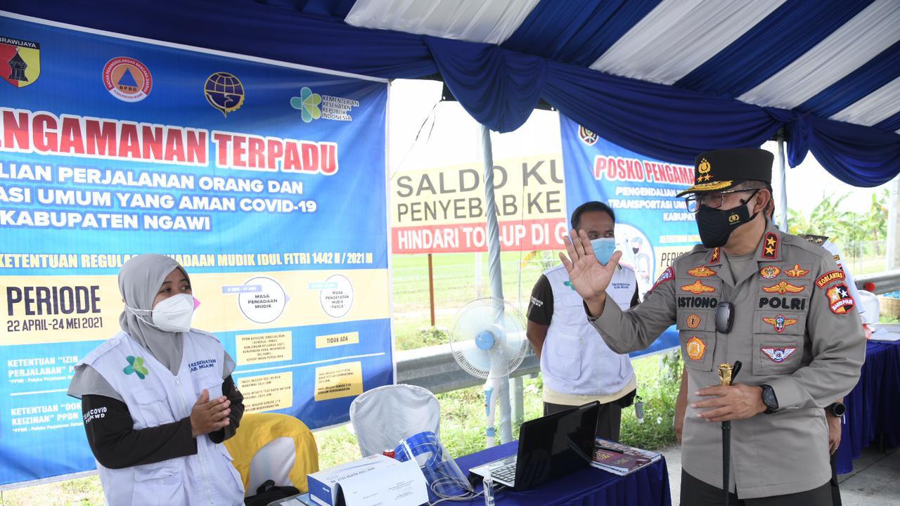 Kepala Korps Lalu Lintas (Kakorlantas) Polri Irjen Pol Istiono saat meninjau sejumlah lokasi di kawasan Mantingan, Kabupaten Ngawi, Jawa Timur.