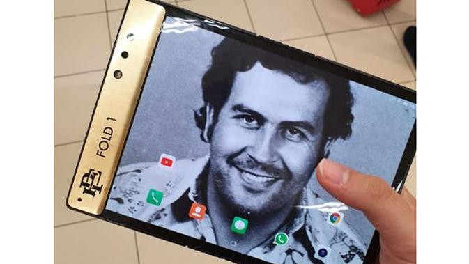 Smartphone layar lipat Escobar Fold 1, besutan adik dari bos kartel narkoba dari Kolumbia Pablo Escobar, Roberto Escobar. (Foto: Daily Mail)