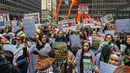 Para pengunjuk rasa juga menyerukan para pemimpin global untuk berhenti membantu Israel dalam konflik tersebut. (Tyler Pasciak LaRiviere/Chicago Sun-Times via AP)