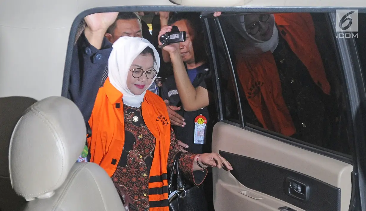 Bupati Subang Imas Aryumningsih menaiki mobil menuju Rutan seusai menjalani pemeriksaan di Gedung KPK, Jakarta, Kamis (15/2). Imas diduga menerima uang Rp 4,5 Miliar terkait suap pengurusan perizinan usaha di Pemkab Subang. (Liputan6.com/Herman Zakharia)