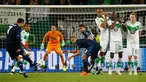 Gelandang Real Madrid, Cristiano Ronaldo melakukan tendangan bebas saat menghadapi Wolfsburg pada leg pertama liga champions di Stadion Volkswagen Arena, Wolfsburg, Jerman (7/4). Madrid takluk atas Wolfsburg dengan skor 2-0. (Reuters/Kai Pfaffenbach)