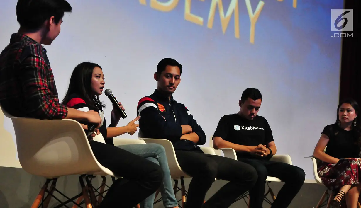 Sejumlah mentor saat meberi penjelasan tentang materi Citizen Journalist Academy Energi Muda Pertamina, Jakarta, Kamis (27/7). (Liputan6.com/Helmi Afandi)
