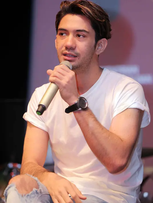 "Kita mau tahun depan harganya sekian, kayak bensin ini kenaikan. Kalau bensin mengalami penurunan, sama kayak aktor. Tergantung PH dan perannya. Jadi nggak bisa dipatok, bisa naik dan turun," jelas Reza Rahadian. (Deki Prayoga/Bintang.com)