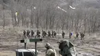 Tentara Korea Selatan berbaris ketika seorang tentara AS duduk di kendaraan militer selama latihan militer bersama di Paju, Korea Selatan, Kamis, 16 Maret 2023. (AP Photo/Lee Jin-man)