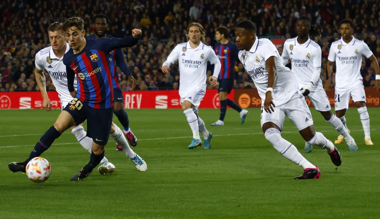 <p>Bertindak sebagai tuan rumah, Barcelona mendominasi jalannya pertandingan sejak babak pertama baru saja dimulai. (AP Photo/Joan Mateu Parra)</p>