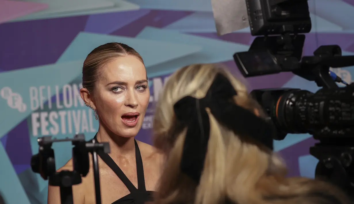 Emily Blunt berpose di depan fotografer saat tiba untuk pemutaran perdana film 'The English' selama Festival Film London 2022 di London, Sabtu, 15 Oktober 2022. Bintang itu juga melengkapinya dengan beberapa gelang emas agar sesuai dengan anting-anting yang dia pilih. (Photo by Vianney Le Caer/Invision/AP)