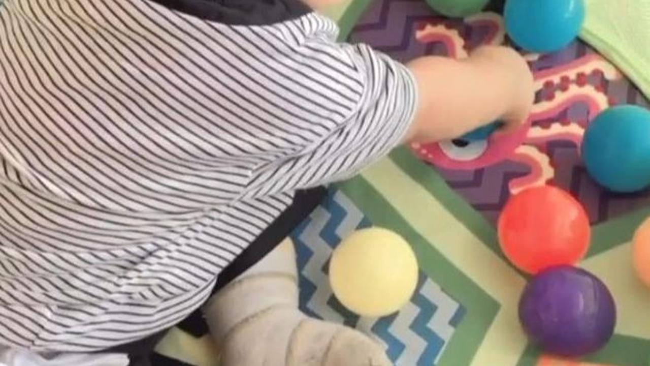 Sensory Play dengan Bermain Bola Plastik Beraneka Warna