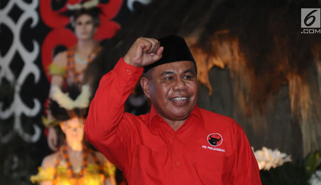 M Al Yasin Ali saat diumumkan maju menjadi Balon Cagub/Cawagub dalam Pilkada Maluku Utara 2018 oleh Ketua PDIP, Megawati Sukarnoputri di Jakarta, Kamis (4/1). M Al Yasin Ali dipasangkan dengan Abdul Ghani Kasuba. (Liputan6.com/Helmi Fithriansyah)