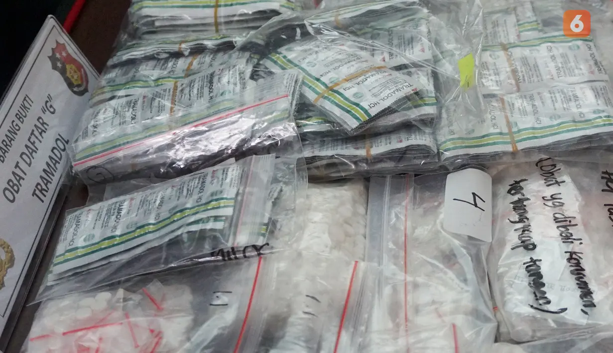 Barang bukti dalam kasus peredaran obat tanpa izin di Polda Metro Jaya, Jakarta, Kamis (7/2). Polisi menyita 7.797 butir tramadol, 4.116 butir Hexymer, 20 butir alprazolam, 440 butir trihexphenidyl dan 630 butir double LL. (Liputan6.com/Herman Zakharia)