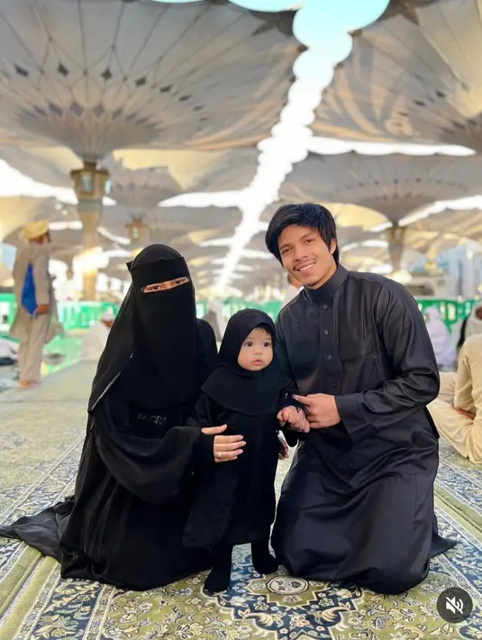 Potret kompak Atta, Aurel dan Ameena di Masjidil Haram (Sumber: Instagram/attahalilintar)