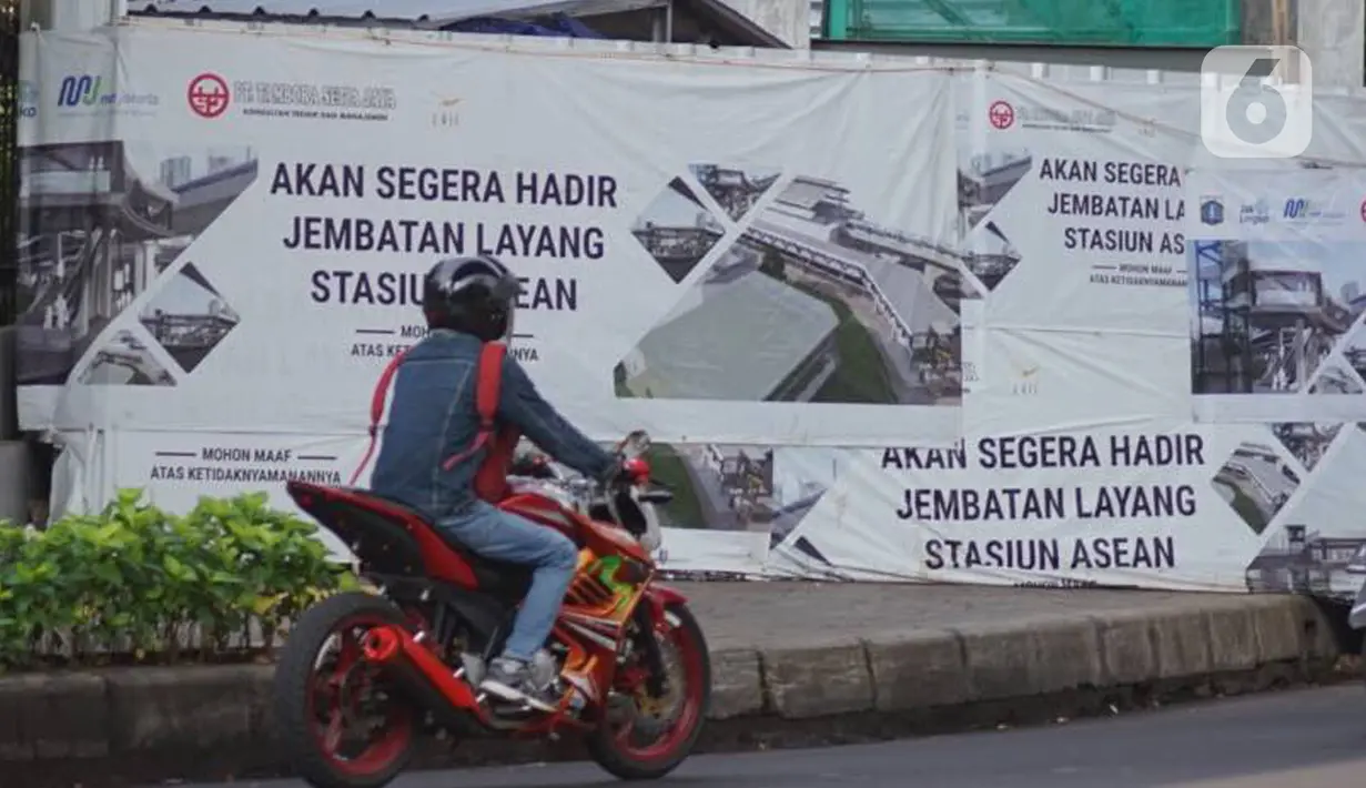 Pengendara melintas di samping proyek skybridge Stasiun MRT Asean-Halte Transjakarta CSW, Jakarta, Selasa (21/1/2020). Jembatan layang ini nantinya akan memudahkan penumpang mengakses salah satu moda transportasi baik di MRT Stasiun Asean atau Halte Transjakarta CSW. (Liputan6.com/Immanuel Antonius)