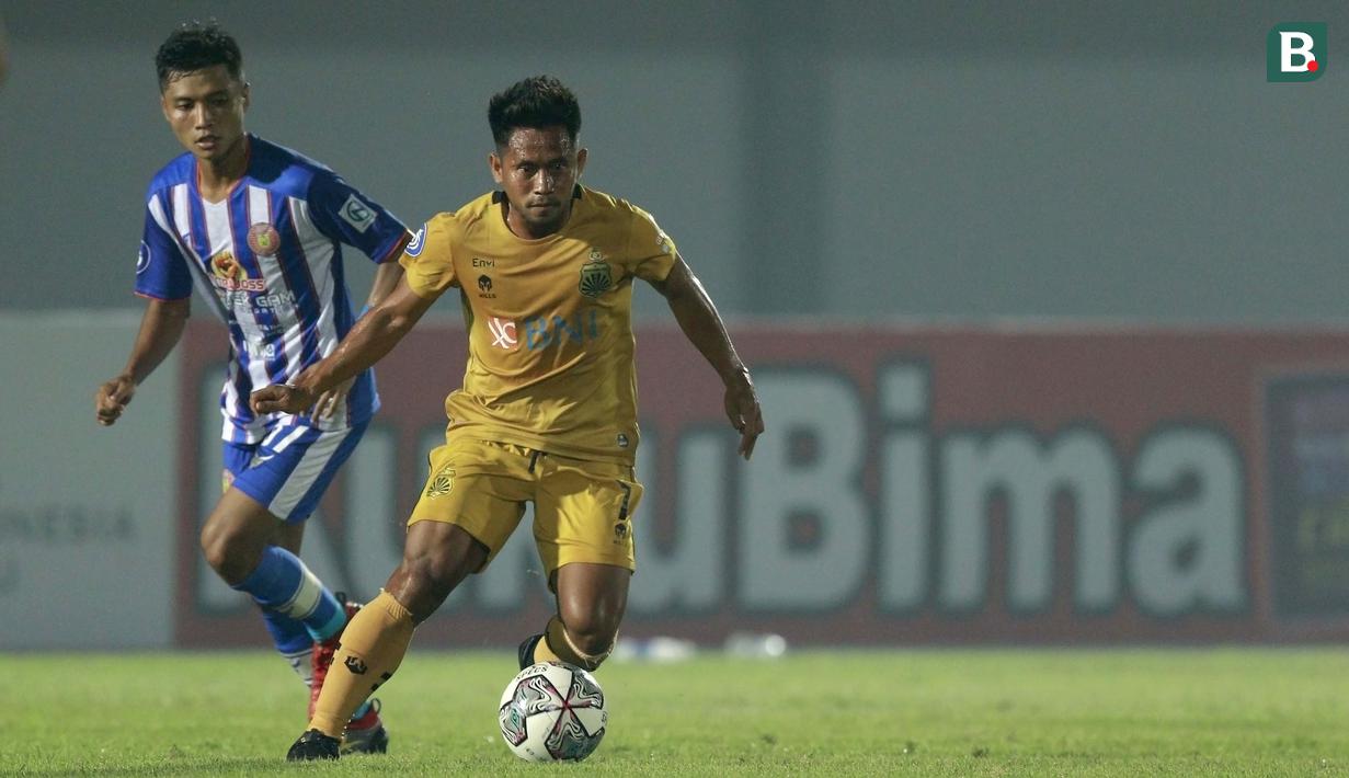 Begitu pun yang dilakukan Andik Vermansyah. Penjagaan ketat barisan pertahanan Persiraja berhasil meredam mantan pemain Persebaya Surabaya tersebut. (Foto: Bola.com/M iqbal Ichsan)